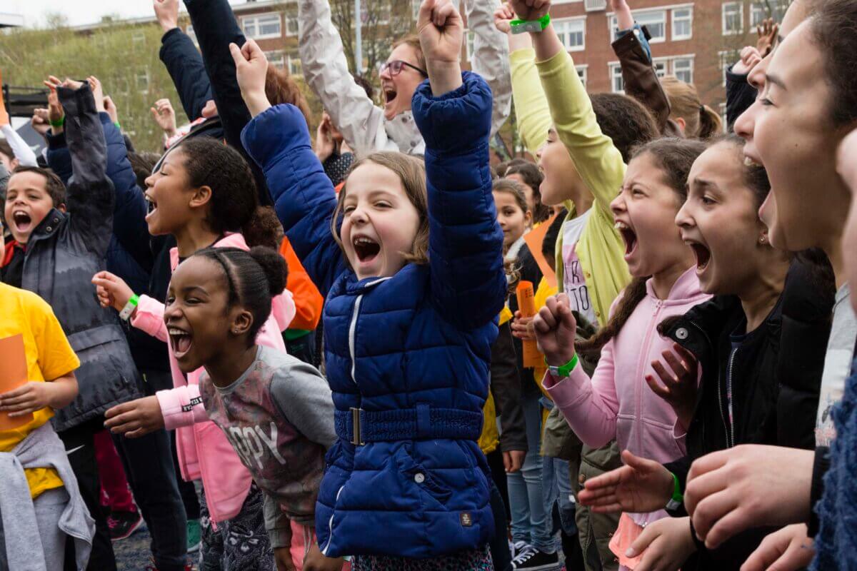 Fotograaf: Dida Stolk. Kinderen tijdens de Koningsspelen in Amsterdam-West.