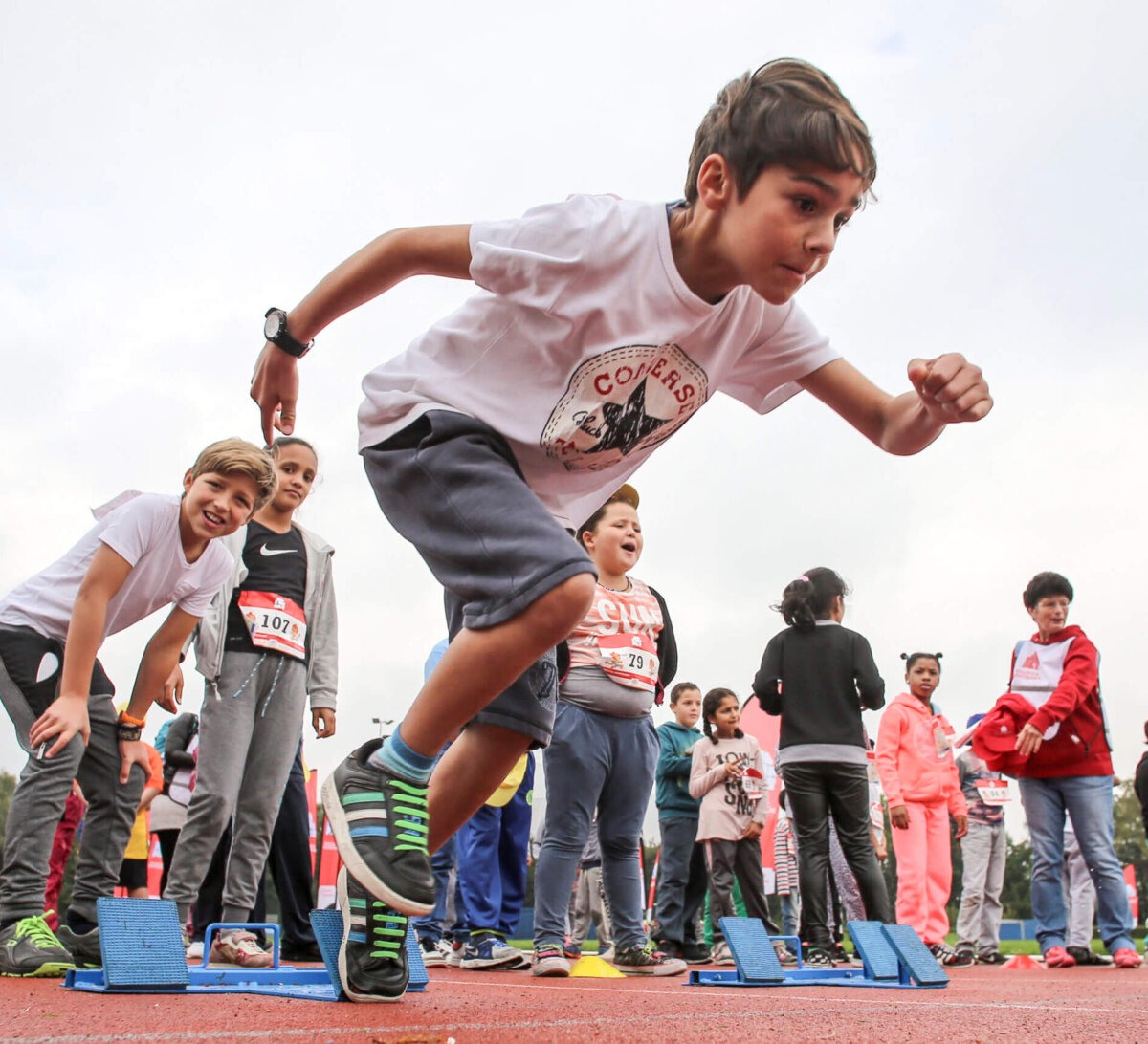 Fotograaf: Edwin van Eis. Kinderen aan het sporten (atletiek) tijdens de kick-off van de Amsterdamse sportstimuleringscampagne atletiek. Atletiekbaan aan de Radioweg 89.