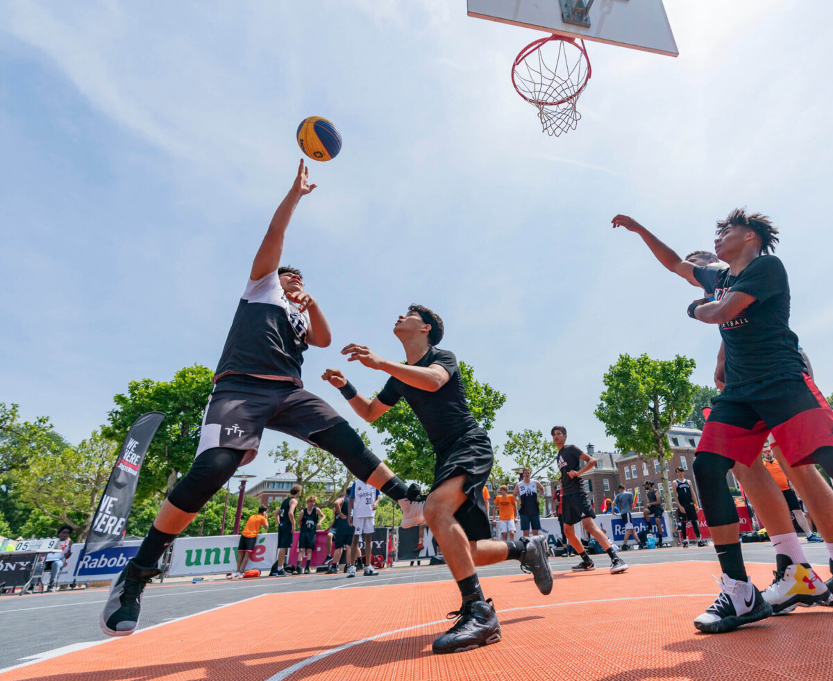 Fotograaf: Olivier Middendorp. Bastketbal op het Museumplein ihkv de Urban Sports Week.