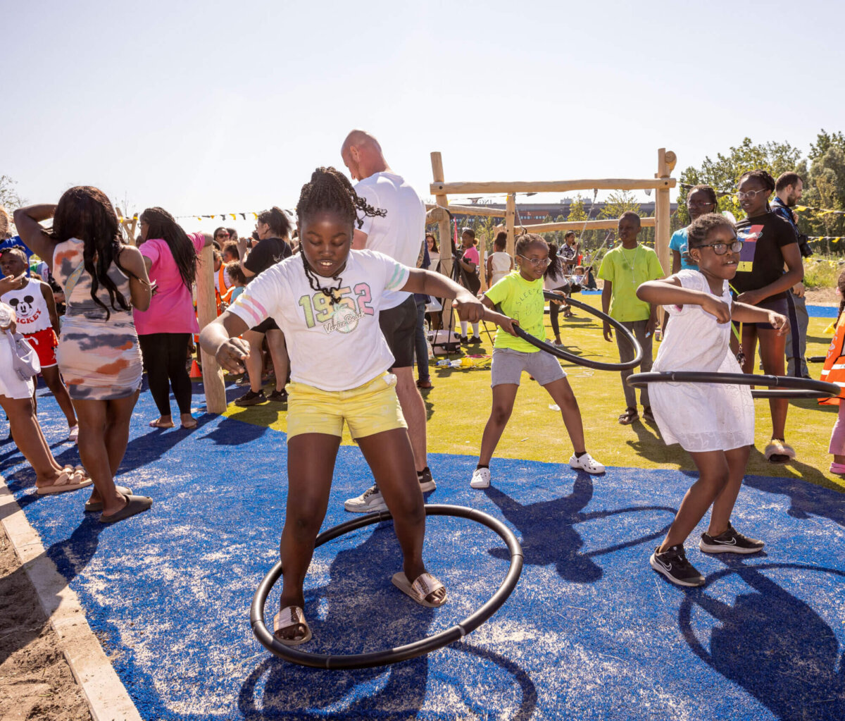 Fotograaf: Sanne Couprie. Sport en spel voor kinderen tijdens de opening van het Brasapark in Gaasperdam.