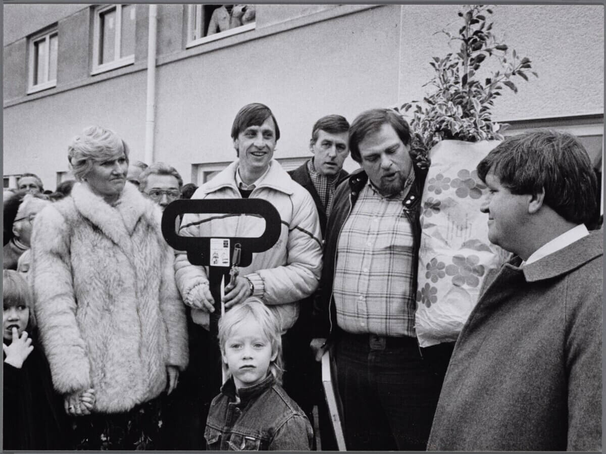 Betondorp. Johan Cruijff en wethouder Jan Schaefer bij gerenoveerde woningen
